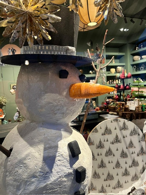 Winteriche Schaufensterdekoration. Schneemann