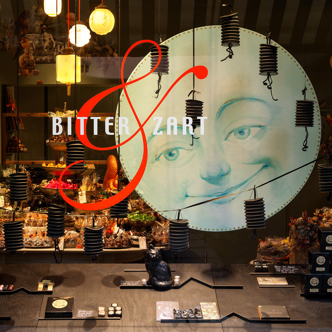 Der Mond scheint hell über den Dächern der Stadt...