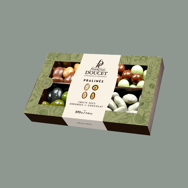 Sortiment von gerösteten Haselnüssen und Mandeln mit Schokoladenüberzug von 'Francois Doucet'