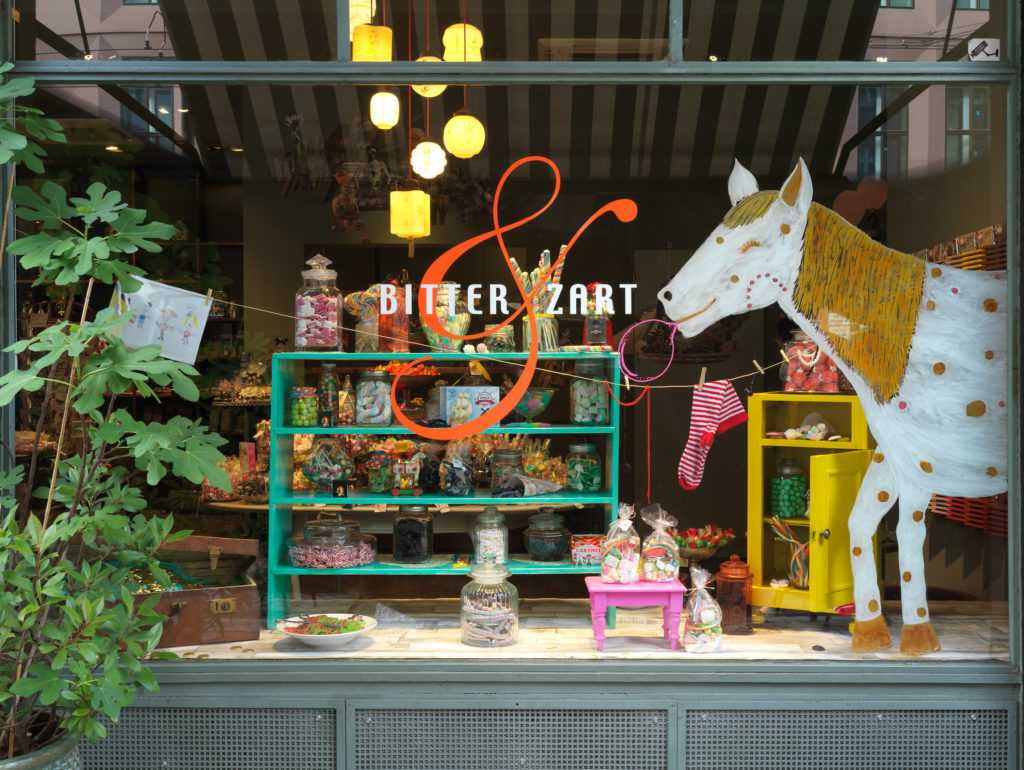 Zwei mal drei macht vier Widdewiddewitt und drei macht neune Ich mach' mir die Welt Widdewidde wie sie mir gefällt…..