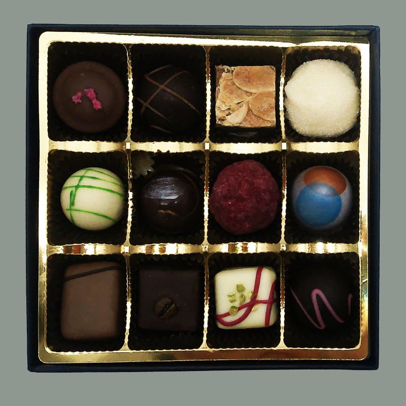 12 der 24 Pralinen der 'De Luxe' Pralinenmischung mit & ohne Alkohol – Trüffel und gefüllte Pralinen