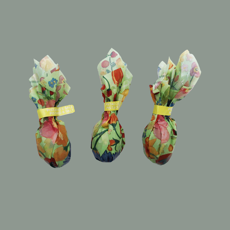 Ostereier aus weißer Schokolade mit Pistaziencreme, Salz und gerösteten Pistzien (je 3 Stück)