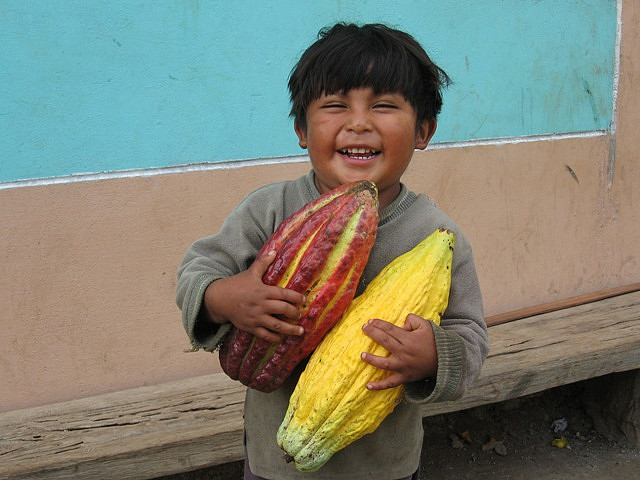 Lachendes Kind mit Kakaoschoten_Piura