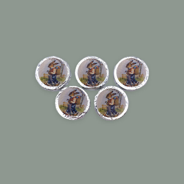 Fünf Taler aus Vollmilchschokolade in silberne, Stanniol mit Motiv-Aufkleber der Osterhasenschule
