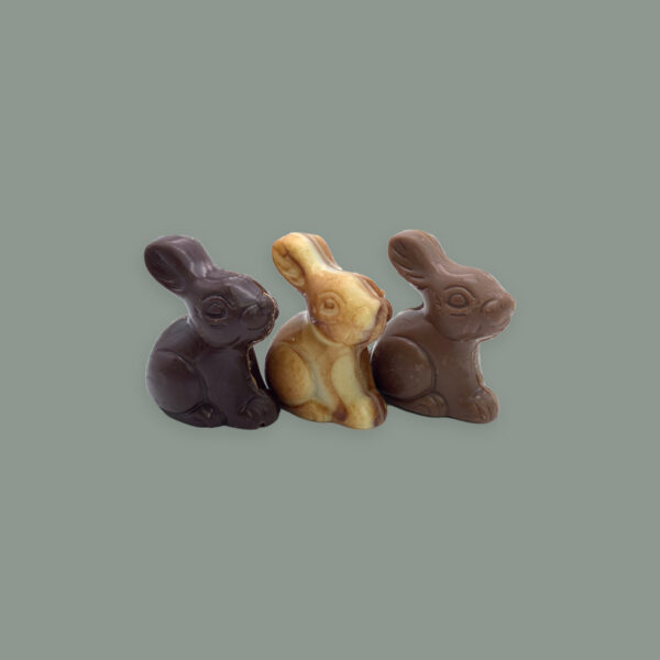 Drei kleine Hasen aus Weißer Schokolade, Vollmilchschokolade und Zartbitterschokolade, gefüllt mit Nougat.
