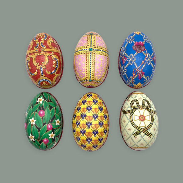 Ostereier aus Blech im Dekor von Fabergé, in sechs diversen Decors. Von links nach rechts, Rot, rosa, Blau, grün, gelb beige.