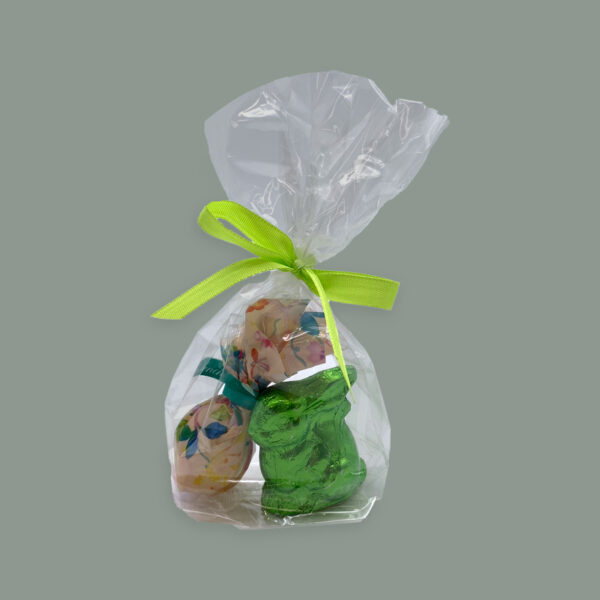 Ostertüte mini. Kleine durchsichtige Tüte mit farblich passender Schleife zu m Inhalt. Kleiner Osterhase und ein größeres Osterei. Farblich gehalten in Grün
