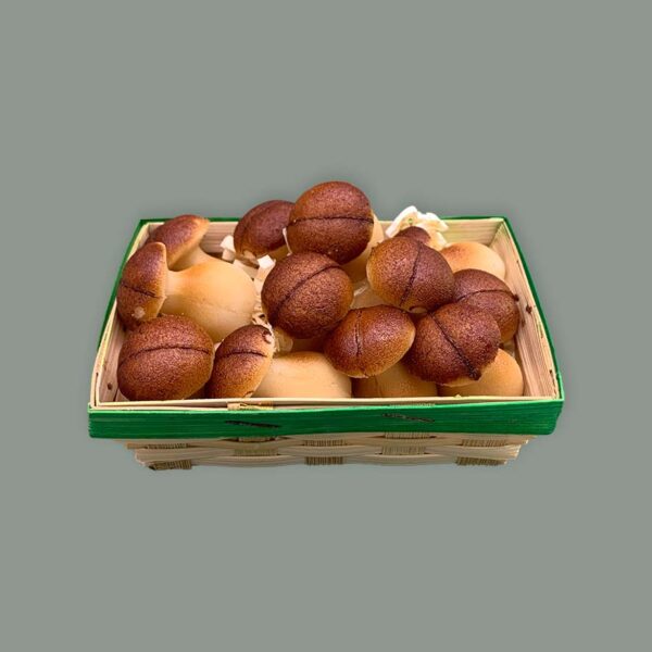 Körbchen gefüllt mit Spänen und kleinen Pilzen aus Marzipan
