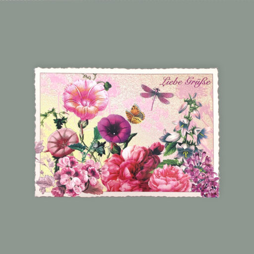 Postkarte Hochizontal ausgerichtet, Hintergrund sind gelb und rosa Farben die sich ineinander vermischen, leicht mit Glitzer Pulver bestreut. Oben Rechts Schrift: Liebe Grüße. Im Vordergrund eine bunte Blumenpracht in Lila, Magnet und Rosa und eine Labelle.