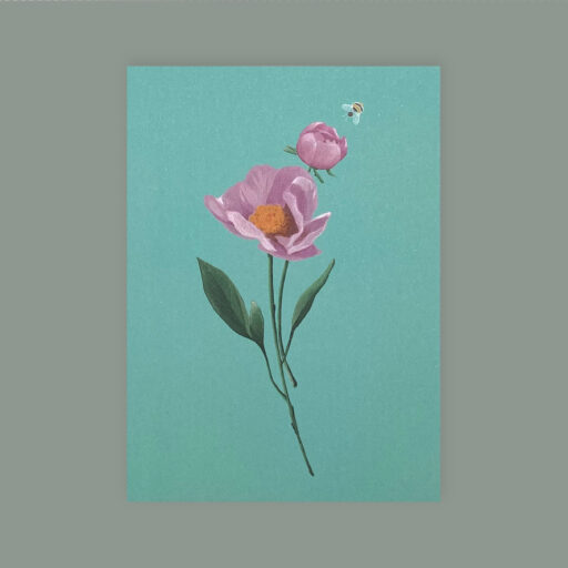 Postkarte Hochkant ausgerichtet. Hintergrund Salbeigrün im Vordergrund sehr filigran eine Blume mit zwei rosa Blüten und sehr klein eine Biene