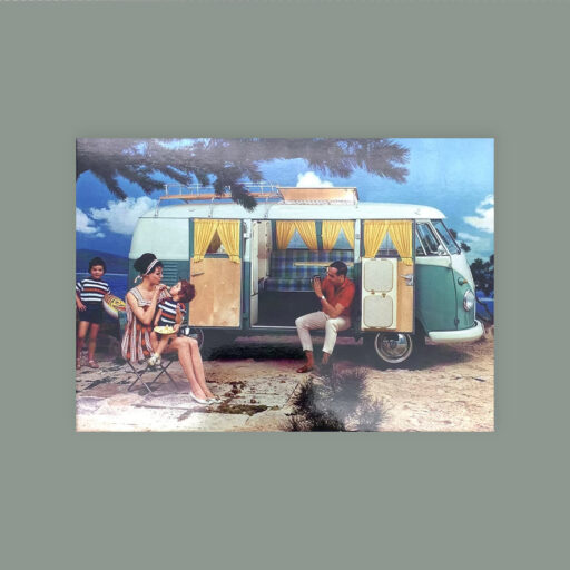 Postkarte waagrecht. Motiv ist ein Bild aus den 70ern. Familie im Urlaub mit VW Bus.