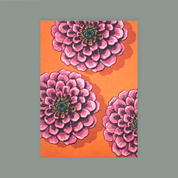 Postkarte. Orangener Hintergrund auf dem drei Große Blüten der Ringelblume zu sehen sind