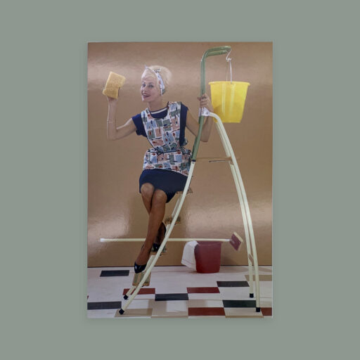 Postkarte. Motiv: Dame im Stil der 50er Jahre auf Leiter beim Hausputz.
