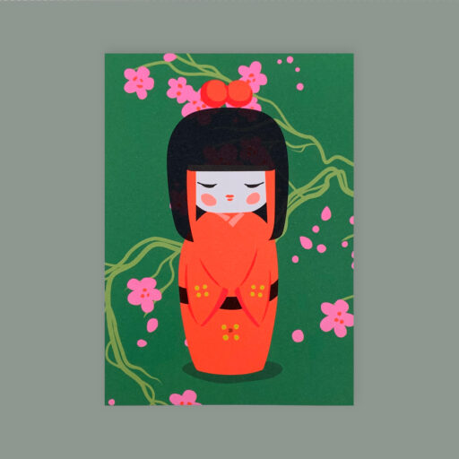 Postkarte Geisha. Gezeichnete Geisha in knall orangenem Kimono mit rosa Kopfschmuck. Hintergrund ist dunkelgrün durchzogen von Ästen mit Kirschblüten