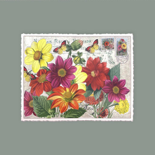 Postkarte mit Blumen in Lila, Gelb und dunklem Orange, rechte obere Ecke als Motiv zwei Blumen Briefmarken. Hintergrund Beige mit alten Poststempeln und aufgestreutem Glitzer Pulver