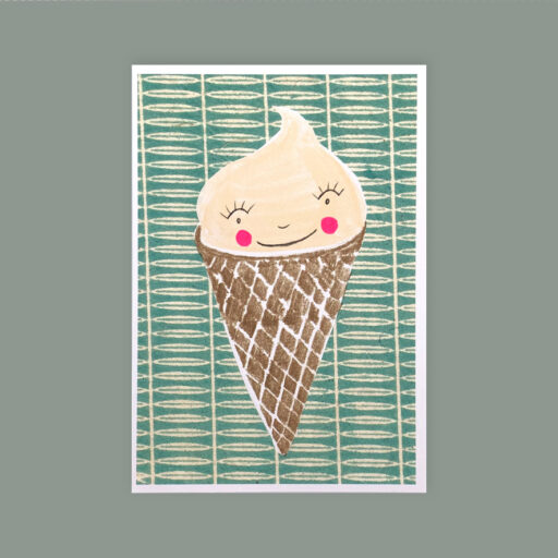 Postkarte hochkant. Eistüte. Eis hat liebes Gesicht. Hintergrund Grün und Beige strukturiert