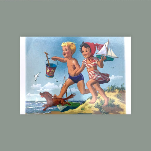Postkarte waagrecht ausgerichtet. Gemaltes Motiv. Zwei rennende Kinder am Strand mit Dackel. Im Hintergrund das Meer und Mögen