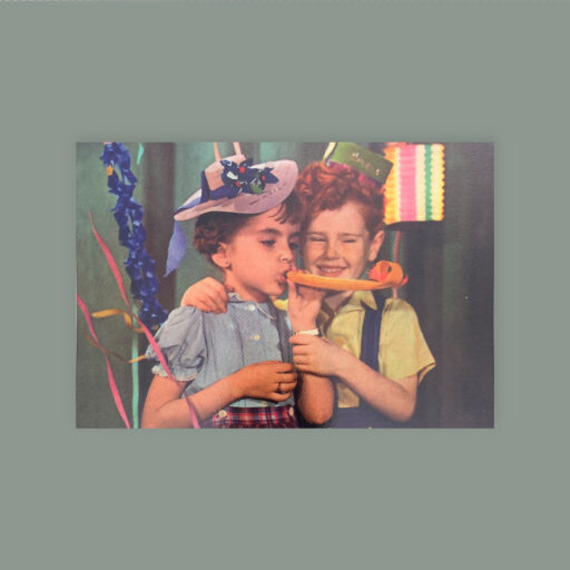 Postkarte mit Fotomotiv. Zwei Kinder auf einer Geburtstagsfeier mit lustigen Hüten, Luftschlangen und Papiertröte