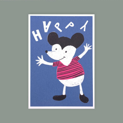 Postkarte Hochkant. Hintergrund Blau mit gezeichneter Maus, die an Micky Maus erinnert. Darüber der Schriftzug Happy. Buchstaben fallen fröhlich herum.
