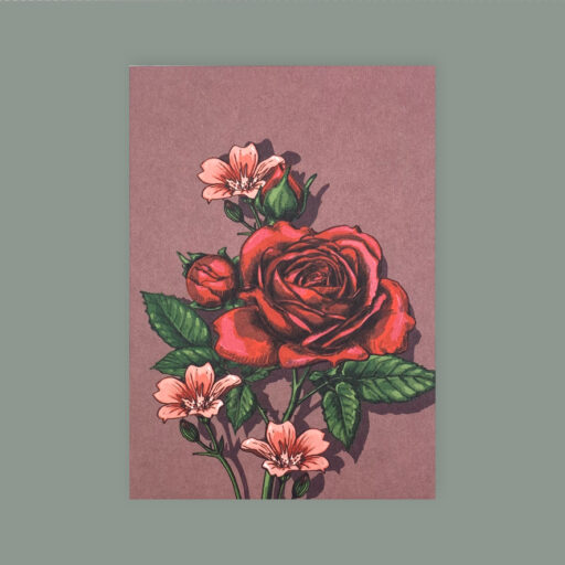Postkarte Hochkant ausgerichtet. Hintergrundfarbe blasses dunkles Rot. von Unten her zum Mittelpunkt der Karte eine Rote prächtige Rose mit drei Nelken on Rosé